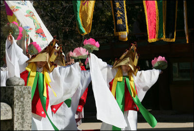 Entertainers perform for spouses of APEC leaders Friday, Nov. 18, 2005, at the Beomeosa Temple in Busan, Korea.