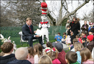 Hall of Fame football player Troy Aikman reads 