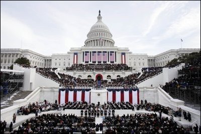 Muchos espectadores son testigos de la segunda ceremonia de juramentación del Presidente George W. Bush el 20 de enero de 2005 en el Capitolio de Estados Unidos. "A todos ustedes, les he pedido paciencia con la ardua tarea de proteger a los Estados Unidos, la cual me han brindado en gran medida", dijo el Presidente Bush. "Nuestro país ha aceptado obligaciones que es difícil cumplir y sería deshonroso abandonar. Sin embargo, gracias a que actuamos según la gran tradición liberadora de esta nación, decenas de millones han logrado la libertad".