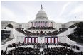 Muchos espectadores son testigos de la segunda ceremonia de juramentación del Presidente George W. Bush el 20 de enero de 2005 en el Capitolio de Estados Unidos. "A todos ustedes, les he pedido paciencia con la ardua tarea de proteger a los Estados Unidos, la cual me han brindado en gran medida", dijo el Presidente Bush. "Nuestro país ha aceptado obligaciones que es difícil cumplir y sería deshonroso abandonar. Sin embargo, gracias a que actuamos según la gran tradición liberadora de esta nación, decenas de millones han logrado la libertad".