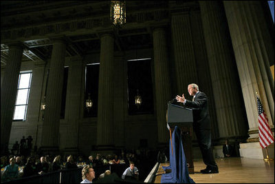 El Presidente George W. Bush hace declaraciones el jueves, 16 de junio de 2005 durante el Desayuno Nacional Hispano de Oración en el Andrew Mellon Auditorium en Washington, D.C. "En Estados Unidos, las personas de fe no tienen el monopolio de la compasión, pero las personas de fe necesitan compasión para cumplir con el llamado de 'Amar al prójimo como a sí mismo'. Ese es un llamado universal", dijo el Presidente.