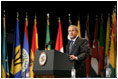 El Presidente Bush hace declaraciones al iniciarse la Asamblea General de la Organización de Estados Americanos el lunes, 6 de junio, 2005 en Ft. Lauderdale, Florida.