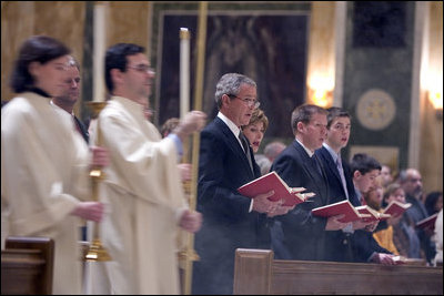 El Presidente George W. Bush y la señora Laura Bush van a misa el sábado, 2 de abril de 2005 en la Catedral de Saint Matthew the Apostle en Washington, DC en memoria del Papa Juan Pablo II.