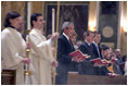 El Presidente George W. Bush y la señora Laura Bush van a misa el sábado, 2 de abril de 2005 en la Catedral de Saint Matthew the Apostle en Washington, DC en memoria del Papa Juan Pablo II.