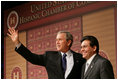 El Presidente George W. Bush, de lado del Fiscal General Alberto Gonzáles, agradece los aplausos después de dirigirse a la Hispanic Chamber of Commerce Legislative Conference el miércoles 20 de abril de 2005 en Washington, D.C.