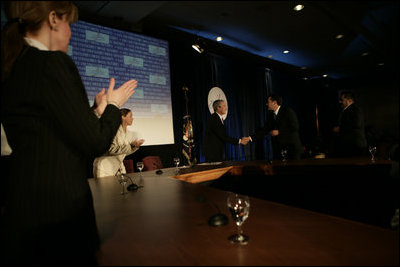 El Presidente George W. Bush participa el miércoles, 4 de mayo de 2005 en una mesa redonda sobre Mejoras al Seguro Social en la Conferencia Económica de Pequeños Negocios Latinos del 2005 en el J.W. Marriott Hotel en Washington, D.C.