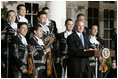 El Presidente George W. Bush pronuncia unas palabras durante la celebración del Cinco de Mayo en la Casa Blanca el 4 de mayo de 2005 en el Rose Garden.