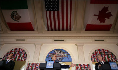 El Presidente George W. Bush participa en una conferencia de prensa conjunta el 23 de marzo de 2005, con el Presidente de México Vicente Fox, izq., y el Primer Ministro de Canadá, Paul Martin, der., en Baylor University en Waco, Texas. "Y agradezco la dedicación del Primer Ministro y el Presidente al espíritu de cooperación que trascenderá cualquier política que tenga lugar; eso pone en práctica un compromiso firme a los mercados y la democracia y la libertad y el comercio y la prosperidad mutua y la seguridad mutua", dijo el Presidente Bush.