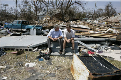 El Presidente George W. Bush pasa unos minutos con Patrick Wright durante su recorrido de Biloxi, Miss., el 2 de septiembre de 2005. "¿Saben? Hay mucha tristeza, por supuesto", dijo el Presidente acerca de la zona desolada. "Pero también existe un espíritu aquí en Mississippi que es estimulante".