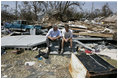 El Presidente George W. Bush pasa unos minutos con Patrick Wright durante su recorrido de Biloxi, Miss., el 2 de septiembre de 2005. "¿Saben? Hay mucha tristeza, por supuesto", dijo el Presidente acerca de la zona desolada. "Pero también existe un espíritu aquí en Mississippi que es estimulante".