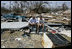 El Presidente George W. Bush pasa unos minutos con Patrick Wright durante su recorrido de Biloxi, Miss., el 2 de septiembre de 2005. "¿Saben? Hay mucha tristeza, por supuesto", dijo el Presidente acerca de la zona desolada. "Pero también existe un espíritu aquí en Mississippi que es estimulante".