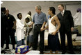 El Presidente George W. Bush conversa con unos niños el lunes, 5 de septiembre de 2005 afuera del albergue Bethany World Prayer Center, en Baton Rouge, Louisiana. El centro está proporcionando albergue a cientos de personas desalojadas por el huracán Katrina.