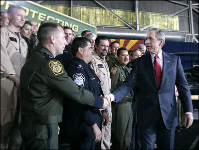 El Presidente George W. Bush se reúne con funcionarios del Servicio de Aduana y Protección Fronteriza de Estados Unidos tras su discurso el lunes 28 de noviembre de 2005 en la Davis-Monthan Air Force Base en Tucson, Arizona, en el que habló sobre la importancia de la seguridad fronteriza y el tema de la reforma de la inmigración.