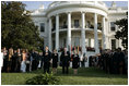 El Presidente Bush, junto con Laura Bush, el Vicepresidente Dick Cheney y la señora Cheney, guardan un minuto de silencio en el South Lawn, en honor a las víctimas del 11 de septiembre de 2005 en el cuarto aniversario en el 2005 de los atentados terroristas contra tanto el World Trade Center y el Pentágono.