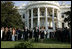 El Presidente Bush, junto con Laura Bush, el Vicepresidente Dick Cheney y la señora Cheney, guardan un minuto de silencio en el South Lawn, en honor a las víctimas del 11 de septiembre de 2005 en el cuarto aniversario en el 2005 de los atentados terroristas contra tanto el World Trade Center y el Pentágono.