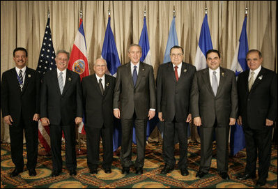 El Presidente George W. Bush es flanqueado por los líderes del CAFTA-DR mientras asiste a la Cumbre de las Américas en Mar del Plata, Argentina, el viernes, 4 de noviembre de 2005. De izq. a der., son: El Presidente Leonel Fernández Reyna de la República Dominicana; el Presidente Oscar Berger Perdomo de Guatemala; el Presidente Enrique Bolaños Geyer de Nicaragua; el Presidente Abel de Jesús Pacheco de la Espriella de Costa Rica; el Presidente Elías Antonio Saca González de El Salvador y el Vicepresidente Alberto Díaz Lobo de Honduras.