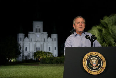 El Presidente George W. Bush pronuncia unas palabras sobre el programa de recuperación del huracán durante el Discurso a la Nación el jueves, 15 de septiembre de 2005 en Jackson Square en Nueva Orleáns, La.