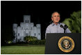 El Presidente George W. Bush pronuncia unas palabras sobre el programa de recuperación del huracán durante el Discurso a la Nación el jueves, 15 de septiembre de 2005 en Jackson Square en Nueva Orleáns, La.