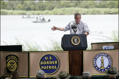 El Presidente George W. Bush pronuncia un discurso sobre la reforma de inmigración desde un estrado de lado del río Grande en la frontera entre Estados Unidos y México el jueves, 3 de agosto de 2006, en Anzalduas County Park and Dam en Mission, Texas. Foto por Eric Draper de la Casa Blanca 