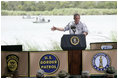 El Presidente George W. Bush pronuncia un discurso sobre la reforma de inmigración desde un estrado de lado del río Grande en la frontera entre Estados Unidos y México el jueves, 3 de agosto de 2006, en Anzalduas County Park and Dam en Mission, Texas. Foto por Eric Draper de la Casa Blanca 