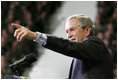 El Presidente George W. Bush responde una de muchas preguntas de un público entusiasta tras sus declaraciones sobre la Guerra contra el Terrorismo el lunes, 23 de enero de 2006 en Kansas State University en Manhattan, Kan. Foto por Eric Draper de la Casa Blanca 