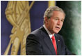 El Presidente George W. Bush se dirige el 9 de febrero de 2006 a un grupo en el National Guard Memorial Building en Washington con respecto a la guerra mundial contra el terrorismo. Foto por Paul Morse de la Casa Blanca. 