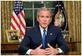 El Presidente George W. Bush pronuncia un discurso a la nación la noche del lunes, 15 de mayo de 2006 desde la Oficina Oval. Foto por Eric Draper de la Casa Blanca 