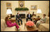 El Presidente George W. Bush y la Sra. Laura Bush se reunen con el Presidente Alejandro Toledo de Peru, y su esposa la Sra. Eliane Karp de Toledo, durante una sesión fotográfica el 11 de julio de 2006 en la Oficina Oval. Foto por Eric Draper de la Casa Blanca. 