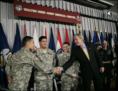 El Presidente George W. Bush junto al técnico del Ejército Sergio López de Bowlingbrook, Ill., el técnico del Ejército Noe Santos-Dilone de Brooklyn, NY., y el soldado raso del Ejército Eduardo Leal-Cárdenas durante una Ceremonia de Naturalización en Walter Reed Army Medical Center en Washington, D.C. el lunes, 24 de julio de 2006. Foto por Eric Draper de la Casa Blanca. 