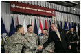 El Presidente George W. Bush junto al técnico del Ejército Sergio López de Bowlingbrook, Ill., el técnico del Ejército Noe Santos-Dilone de Brooklyn, NY., y el soldado raso del Ejército Eduardo Leal-Cárdenas durante una Ceremonia de Naturalización en Walter Reed Army Medical Center en Washington, D.C. el lunes, 24 de julio de 2006. Foto por Eric Draper de la Casa Blanca. 