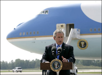 Tras llegar a Austin Straubel International Airport en Green Bay, Wis., el jueves, 10 de agosto de 2006, el Presidente George W. Bush habla con periodistas sobre el complot terrorista para hacer estallar bombas en aeronaves, el cual fue descubierto en el Reino Unido. El Presidente Bush dijo que es "un duro recordatorio de que esta nación está en guerra con fascistas islámicos que utilizan todos los medios posibles para destruir a aquéllos que aman la libertad, para causarle daño a nuestra nación". Foto por Eric Draper de la Casa Blanca 