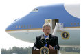 Tras llegar a Austin Straubel International Airport en Green Bay, Wis., el jueves, 10 de agosto de 2006, el Presidente George W. Bush habla con periodistas sobre el complot terrorista para hacer estallar bombas en aeronaves, el cual fue descubierto en el Reino Unido. El Presidente Bush dijo que es "un duro recordatorio de que esta nación está en guerra con fascistas islámicos que utilizan todos los medios posibles para destruir a aquéllos que aman la libertad, para causarle daño a nuestra nación". Foto por Eric Draper de la Casa Blanca 