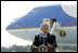 Tras llegar a Austin Straubel International Airport en Green Bay, Wis., el jueves, 10 de agosto de 2006, el Presidente George W. Bush habla con periodistas sobre el complot terrorista para hacer estallar bombas en aeronaves, el cual fue descubierto en el Reino Unido. El Presidente Bush dijo que es "un duro recordatorio de que esta nación está en guerra con fascistas islámicos que utilizan todos los medios posibles para destruir a aquéllos que aman la libertad, para causarle daño a nuestra nación". Foto por Eric Draper de la Casa Blanca 