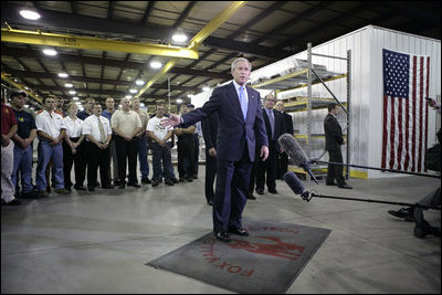 El Presidente George W. Bush rindió tributo a las pequeñas empresas de Estados Unidos, diciendo que son vitales para el crecimiento económico en el país, el jueves, 10 de agosto de 2006, durante su gira y visita a los empleados en Fox Valley Metal-Tech en Green Bay, Wis. Foto por Eric Draper de la Casa Blanca 