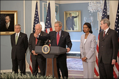 El Presidente George W. Bush se dirige a los periodistas desde el Departamento de Estado de EE.UU. después de una serie de reuniones sobre la política exterior de Estados Unidos el lunes, 21 de agosto de 2006. “La resolución emitida el viernes por el Consejo de Seguridad de Naciones Unidas es un paso importante que ayudará a poner fin a la violencia” dijo el Presidente. “La resolución autoriza el despliegue de una sólida fuerza internacional en la parte sur del país para ayudar a que las legítimas fuerzas armadas del Líbano restauren la soberanía de su gobierno democrático en todo el territorio libanés”. Foto por Eric Draper de la Casa Blanca 