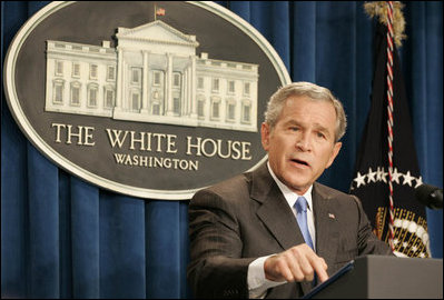 El Presidente George W. Bush enfatiza una frase al responder una pregunta el lunes, 21 de agosto de 2006, durante una rueda de prensa en el Centro de Conferencias de la Casa Blanca. Dijo a los periodistas presentes que “Estados Unidos ha asumido un compromiso a largo plazo para ayudar al pueblo libanés porque creemos que toda persona merece vivir en una sociedad libre y abierta que respeta los derechos de todos”. Foto por Paul Morse de la Casa Blanca 