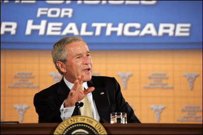 El Presidente George W. Bush participa en un panel de discusión el martes, 22 de agosto de 2006, en el hotel Minneapolis Marriott Southwest en Minnetonka, Minnesota, para ofrecer su perspectiva sobre los esfuerzos para mejorar la transparencia en el cuidado de la salud y lograr que la competencia entre los servicios de cuidado de la salud se base en el valor ofrecido. Foto de Paul Morse de la Casa Blanca 