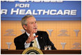 El Presidente George W. Bush participa en un panel de discusión el martes, 22 de agosto de 2006, en el hotel Minneapolis Marriott Southwest en Minnetonka, Minnesota, para ofrecer su perspectiva sobre los esfuerzos para mejorar la transparencia en el cuidado de la salud y lograr que la competencia entre los servicios de cuidado de la salud se base en el valor ofrecido. Foto de Paul Morse de la Casa Blanca 