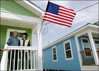 El Presidente George W. Bush visita la casa recién construida de Fredy Omar el martes, 29 de agosto de 2006, en Musicians' Village, donde el Presidente y la señora Bush ofrecieron un almuerzo al aire libre para aproximadamente 50 voluntarios de Habitat for Humanity para agradecerles el trabajo que realizaron en el noveno distrito. Foto por Eric Draper de la Casa Blanca. 