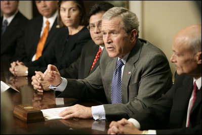 El Presidente George W. Bush se reúne con funcionarios del gobierno y fiscales federales para hablar sobre el uso y la renovación de la Ley Patriota el martes, 3 de enero de 2006 en el Roosevelt Room. "La Ley Patriota fue aprobada abrumadoramente por el Congreso de l Estados Unidos en el 2001”, dijo el Presidente en sus declaraciones a la prensa. “Miembros de ambos partidos se unieron y dijeron, les daremos a aquéllos en el frente que están protegiendo a Estados Unidos las herramientas necesarias para proteger a los ciudadanos estadounidenses, y a la vez, proteger las libertades civiles de nuestros ciudadanos". Foto de Eric Draper de la Casa Blanca.