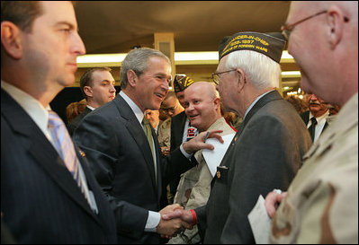 Tras hablar sobre los logros alcanzados en la Guerra contra el Terrorismo con miembros de Veterans of Foreign War, el Presidente George W. Bush saluda a miembros del público el 10 de enero de 2006 en Washington, D. C. " Esta es una de las grandes organizaciones de Estados Unidos. Agradezco la orgullosa y patriota labor que realizan en todo Estados Unidos", dijo el Presidente. Foto por Paul Morse de la Casa Blanca