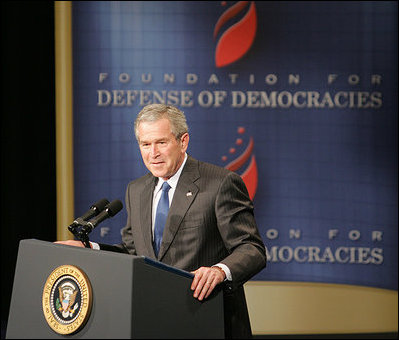 El Presidente George W. Bush pronuncia un discurso sobre la guerra mundial contra el terrorismo el lunes, 13 de marzo de 2006, ante miembros de la Foundation for the Defense of Democracies e invitados en el Dorothy Betts Marvin Theatre en George Washington University en Washington. Foto por Paul Morse de la Casa Blanca. 