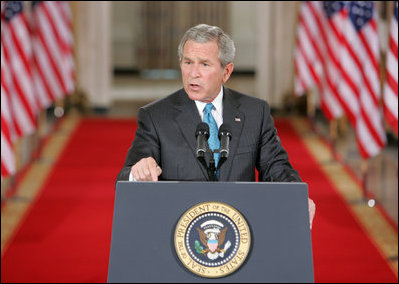 El Presidente George W. Bush recalca un punto el miércoles, 6 de septiembre de 2006 en el East Room de la Casa Blanca mientras habla sobre la legislación propuesta por el poder ejecutivo para crear una comisión militar poderosa y eficaz para procesar a presuntos terroristas. El proyecto de ley remitido al Congreso, dijo el Presidente Bush, "refleja la realidad de que somos una nación en guerra y que es esencial que usemos toda evidencia fidedigna para llevar a esta gente ante la justicia”. Foto por Kimberlee Hewitt de la Casa Blanca.