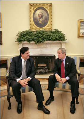 El Presidente George W. Bush conversa con el Presidente Alan García de Perú el martes, 10 de octubre de 2006 en la Oficina Oval. “Hemos hablado sobre temas mundiales, hemos hablado sobre temas relativos a América del Sur y América Central, y hemos hablado de nuestra relación bilateral”, dijo el Presidente Bush durante sus declaraciones a la prensa. “El tema central que encaramos en este momento es la aprobación de un tratado de libre comercio”. Foto por Eric Draper de la Casa Blanca