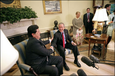 El Presidente George W. Bush se ríe con el Presidente Alan García de Perú durante una reunión con la prensa el martes, 10 de octubre de 2006 en la Oficina Oval. “Creemos… que el rol de Perú debe ser de afirmar en Sudamérica los valores democráticos y la fraternidad sin amenazas entre los pueblos”, dijo el Presidente García. “Y en ese sentido, el Perú continuará trabajando por la democratización integral de Latinoamérica”. Foto por Eric Draper de la Casa Blanca