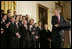 El Presidente George W. Bush mira a David Eckstein, seleccionado como el jugador más valioso, durante sus declaraciones en el homenaje del 16 de enero de 2007 en el East Room, a los St. Louis Cardinals, que ganaron el Campeonato de la Serie Mundial del 2006. Foto por Eric Draper de la Casa Blanca