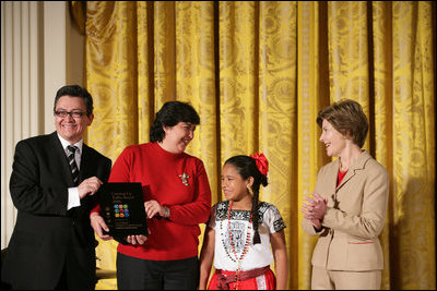 La señora Laura Bush le otorga a Alicia Guadalupe Montero Pérez, segunda de la izquierda, e Ingrid Janet Noh Canto, segunda de la derecha, ambas del centro cultural infantil La Chácara, el trofeo Coming Up Taller durante una ceremonia el lunes, 22 de enero de 2007 en el East Room. Gilberto Palmerín de la US-Mexico Foundation for Culture figura a la extrema izquierda. Todos los años, los trofeos Coming Up Taller premian y reconocen a los mejores programas comunitarios de arte y humanidades para los niños y jóvenes subatendidos. Foto por Shealah Craighead de la Casa Blanca