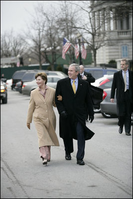 El Presidente George W. Bush y Laura Bush caminan juntos al salir de la Casa Blanca el viernes, 26 de enero de 2007, para asistir a una recepción de despedida en Blair House para Harriet Miers, asesora jurídica de la presidencia. Foto por Eric Draper de la Casa Blanca