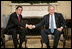 El Presidente George W. Bush le da la bienvenida al Presidente Martin Torrijos de Panama en la Oficina Oval el viernes, 16 de febrero de 2007. Foto por Eric Draper de la Casa Blanca.