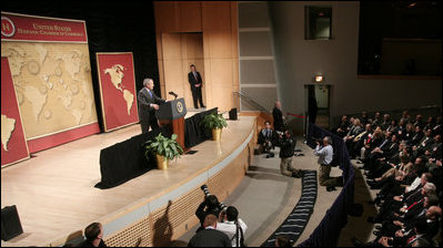 El Presidente George W. Bush pronuncia un discurso sobre la política con respecto al Hemisferio Occidental el lunes, 5 de marzo de 2007 ante la Cámara de Comercio Hispana de los Estados Unidos, en Washington, D.C. El Presidente Bush, que viajará a América Latina esta semana, dijo que a las dos regiones las unen valores comunes, intereses compartidos y vínculos cada vez más estrechos que han ayudado a promover la paz y prosperidad en ambos continentes. Foto por Paul Morse de la Casa Blanca.